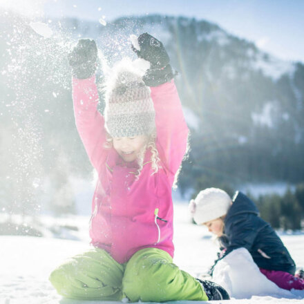 Ein Kind spielt im Schnee
