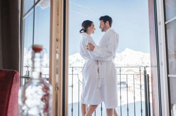 Paar am Balkon im Hotel Schneider