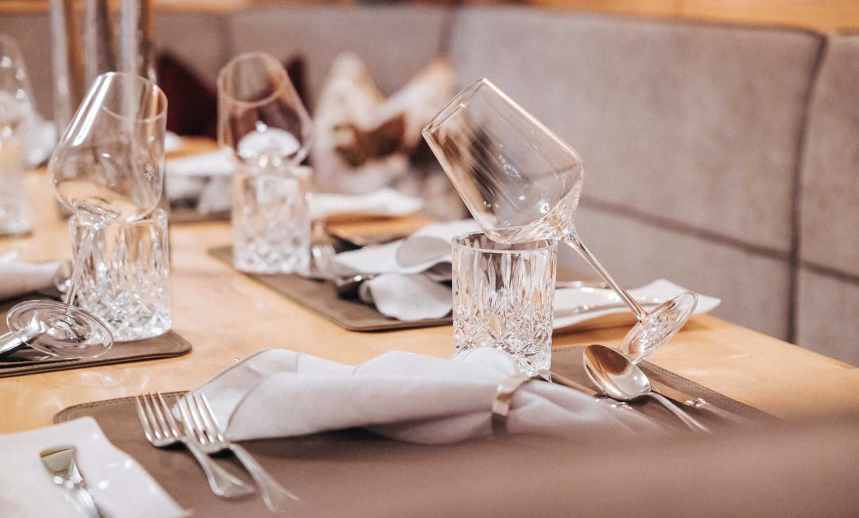 Gedeckter Tisch im Hotel Schneider