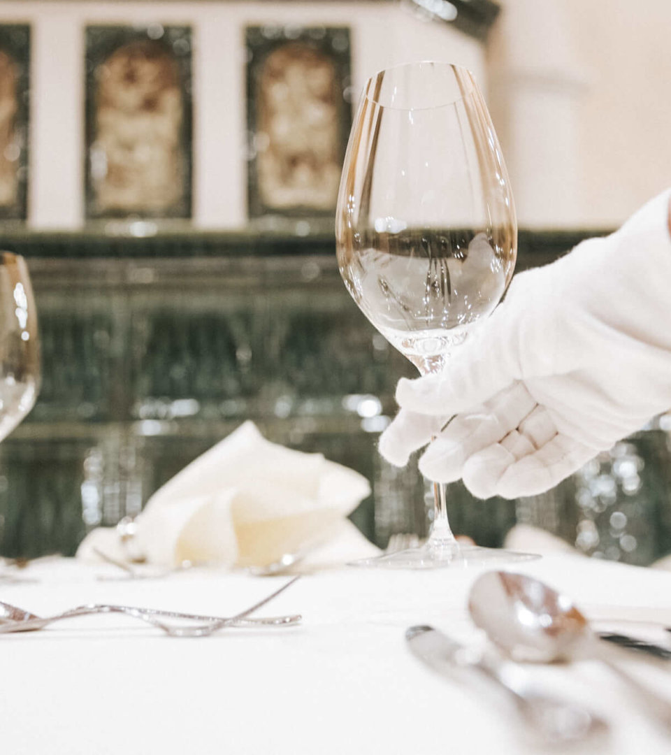 Hotel Schneider Obertauern Tisch wird gedeckt