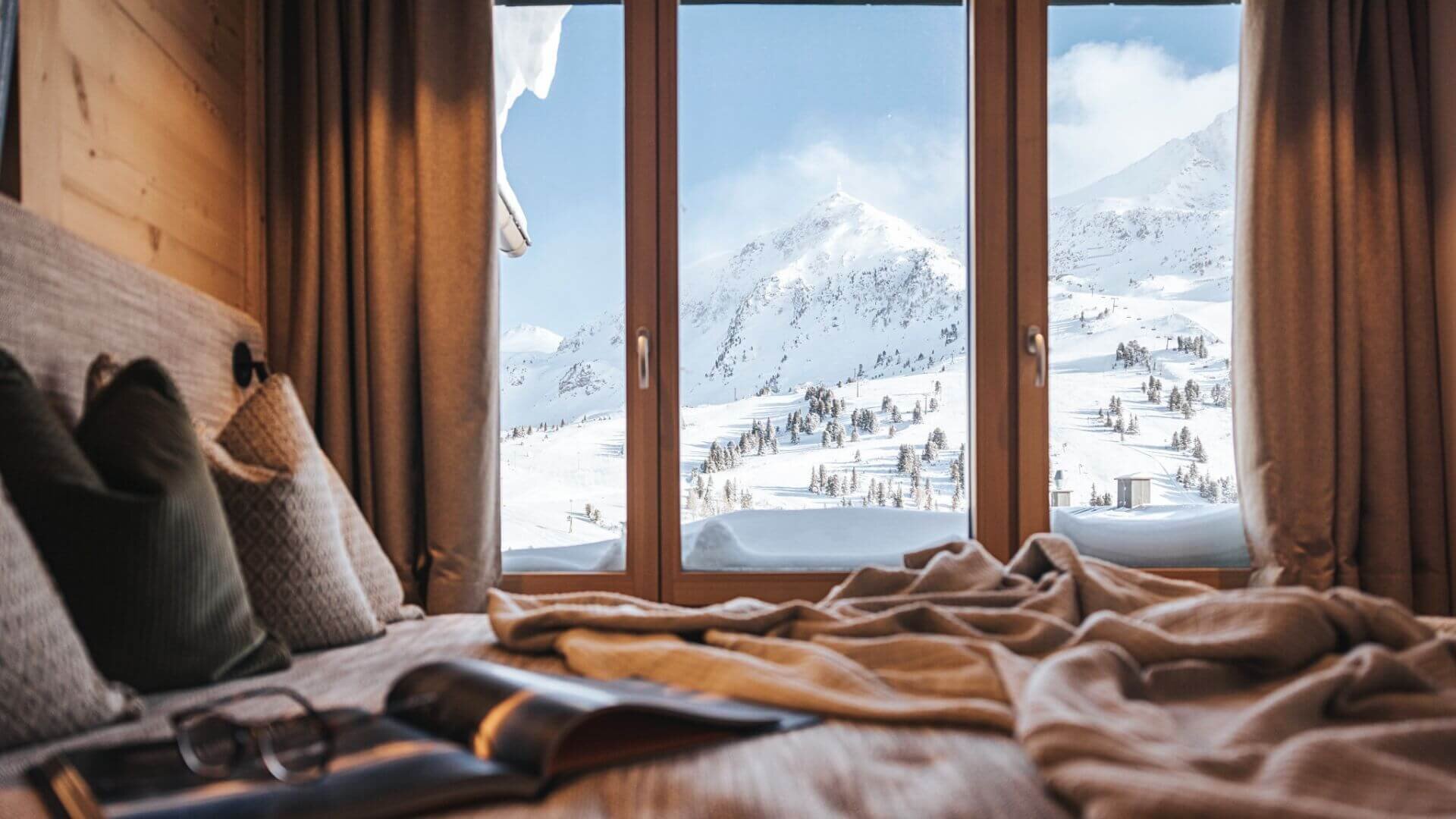 Stilfuldt designværelse med panoramaudsigt over de sneklædte bjerge i Obertauern.