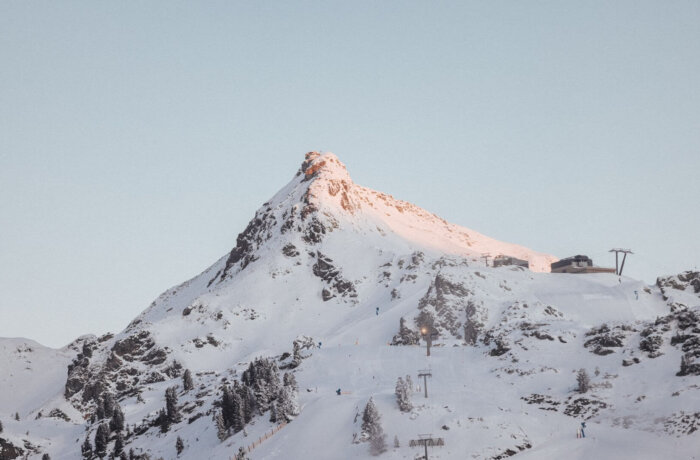 Sneklædte bjergtoppe i Obertauern – et af Østrigs mest snesikre skiområder