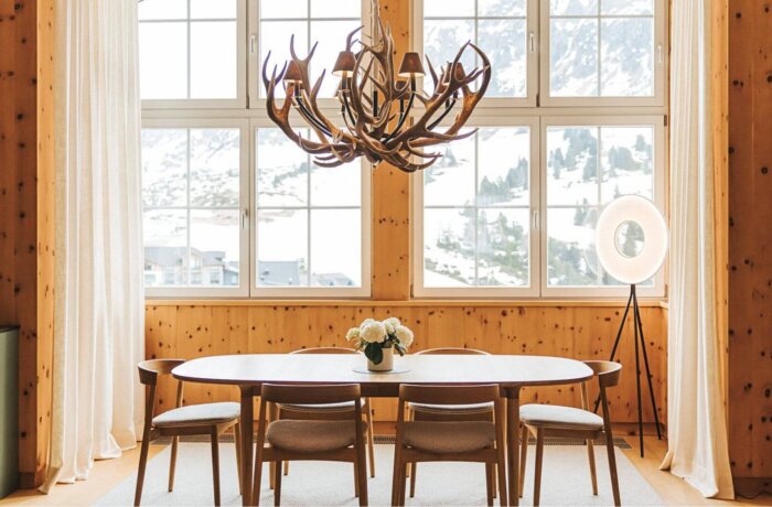 Elegant suite i alpint design med spiseområde og panoramaudsigt over Obertauerns vinterlandskab