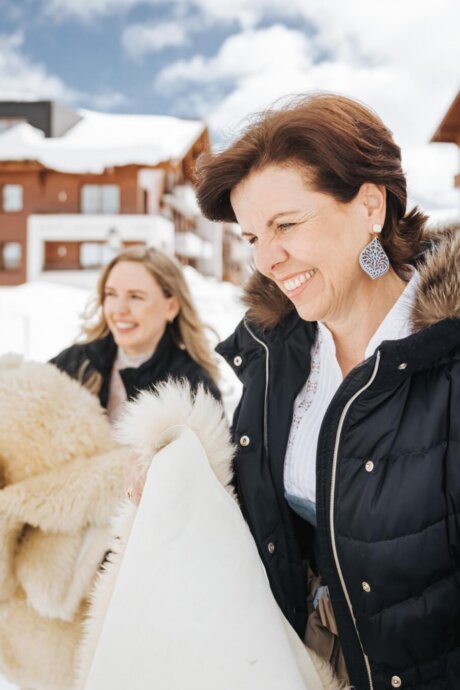 Maria og Lisa Schneider fra værtsfamilien på Hotel Schneider i Obertauern. Personligt værtskab, nærvær og familietradition gennem generationer.