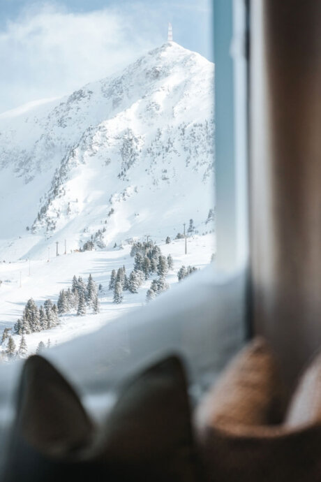 Hotel Schneider omgivet af sneklædte bjerge i Obertauern – et af Østrigs mest snesikre skiområder