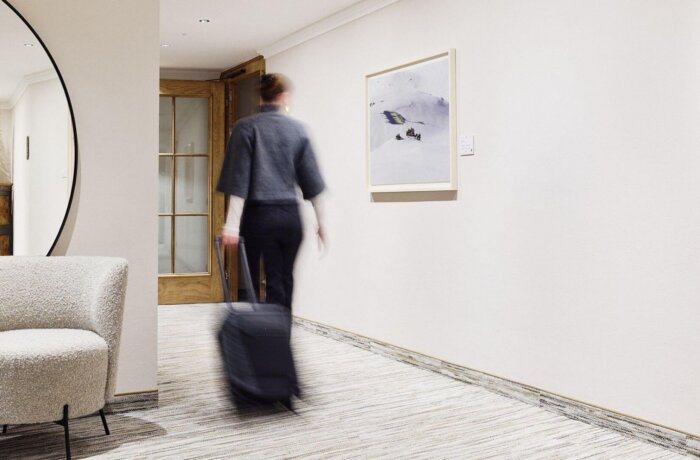 Hotelgang med udvalgt kunst og minimalistisk design på Hotel Schneider i Obertauern