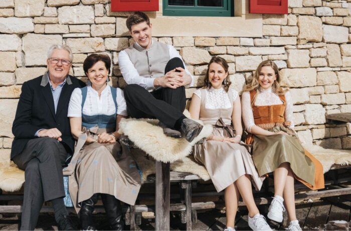Familien Schneider, værtsfamilien bag Hotel Schneider, i det vinterlige Obertauern