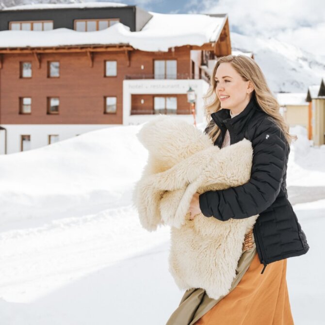 Lisa Schneider fra værtsfamilien på Hotel Schneider i det vinterlige Obertauern. Personligt værtskab, nærvær og en stærk forbindelse til bjergene og hjemstedet.
