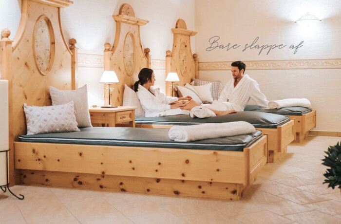 Roligt afslapningsrum med komfortable liggestole i spa og wellnessområdet på Hotel Schneider i Obertauern